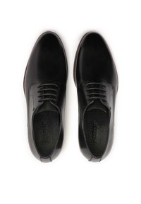 Pantofi de piele negri cu vârf rotund, șase orificii pentru șireturi și o finisare netedă. Captuseala interioară are logo-ul și o branț moale.