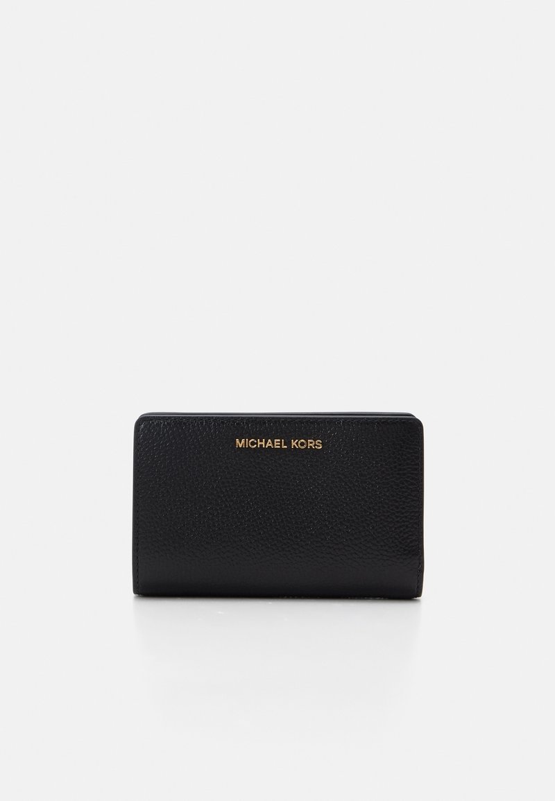 Juodas odinis piniginė su tekstūruotu paviršiumi, priekyje su auksiniu "MICHAEL KORS" logotipu. Kompaktiška stačiakampio forma.