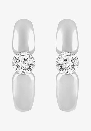 Paire de boucles d'oreilles en argent avec un diamant rond clair serti entre deux sections argentées lisses, brillantes et rectangulaires sur chaque boucle d'oreille.