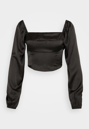 Blouse noire cropped en satin lisse, dotée d'un décolleté carré et de longues manches bouffantes avec des poignets élastiques.
