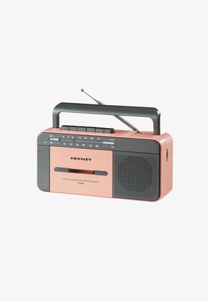 Radio AM/FM portatile e registratore a cassette, con custodia rosa, dettagli neri, controlli meccanici, antenna, griglia del diffusore laterale.