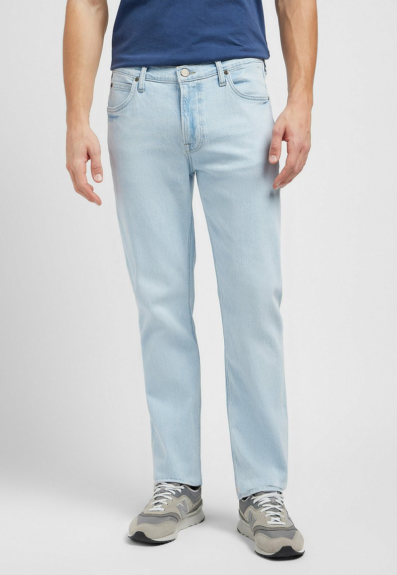 Jeans in denim azzurro chiaro con taglio dritto, cinque tasche, chiusura con bottone e zip, caratterizzati da una sottile texture sfumata.