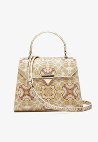 Rakenne käsilaukku, jossa keltaruskeat kukkakuviot ja teksturoitu materiaali, varustettu yläkahvalla ja irrotettavalla olkahihnalla.