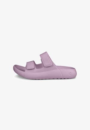 Lilla kummist libisemiskindel sandaal kahe reguleeritava Velcro rihmaga, ümmargune varvas, tekstuuriga tald ja minimalistlik disain.