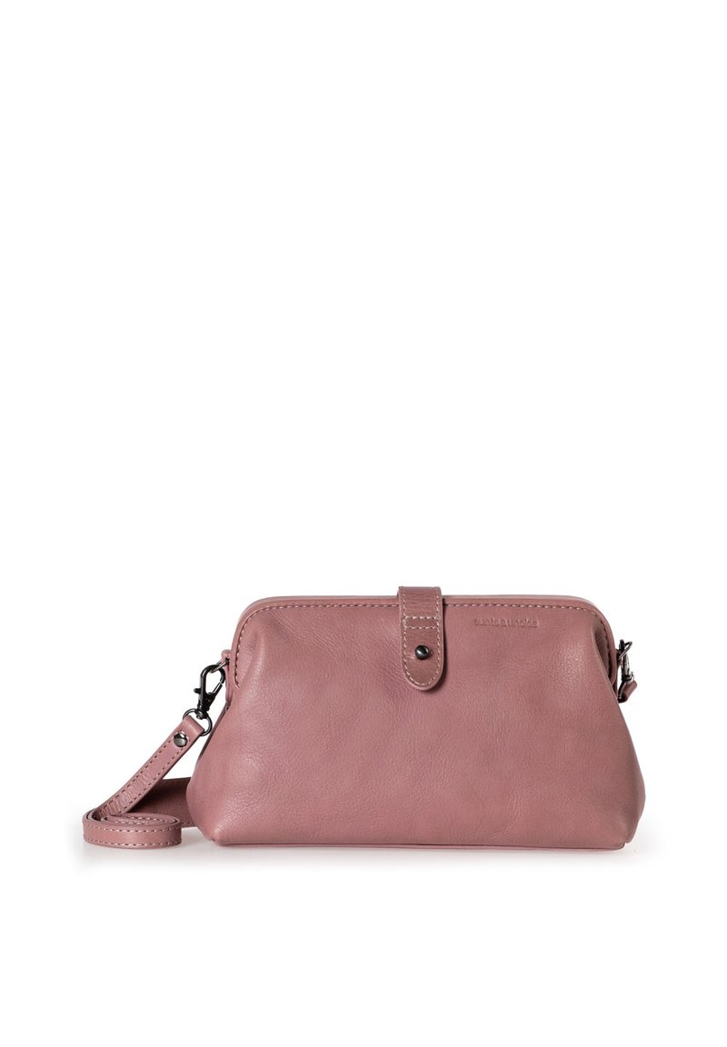 Borsa a mano in pelle rosa con forma arrotondata, chiusura con zip e tracolla removibile. Presenta un bottone a pressione anteriore e dettagli di cucitura sottili.