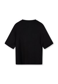 T-shirt nera cropped realizzata in tessuto morbido, con maniche corte, scollatura rotonda e un design semplice senza logo o decorazioni.
