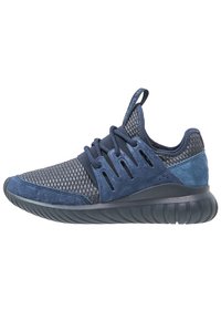 Scarpa sportiva blu navy con tomaia in mesh e suede, suola in gomma e chiusura con lacci. Presenta dettagli testurizzati e tallone imbottito.