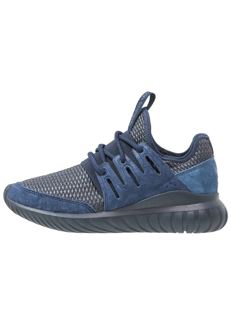 Scarpa sportiva blu navy con tomaia in mesh e suede, suola in gomma e chiusura con lacci. Presenta dettagli testurizzati e tallone imbottito.