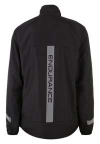 Chaqueta negra con cuello alzado, franja reflectante en la parte posterior, mangas largas y un acabado suave.
