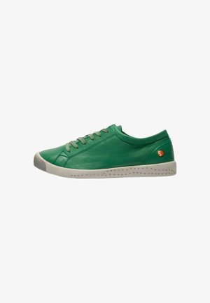 Grüner Ledersneaker mit glatter Oberfläche, grauen Schnürsenkeln und weißer perforierter Gummisohle. Mit einem kleinen orangen Logo an der Seite.
