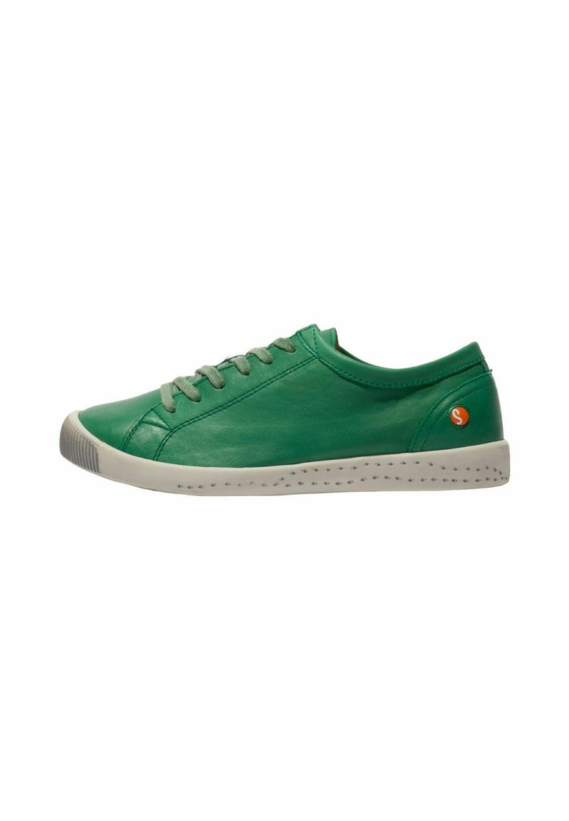 Sneaker verde in pelle con una finitura liscia, lacci grigi e suola in gomma bianca perforata. Presenta un piccolo logo arancione di lato.