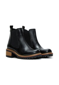 Botas Chelsea de cuero negro con paneles laterales elásticos, suelas de goma gruesas y tacón cuadrado. Presentan un acabado texturizado y costuras en contraste.