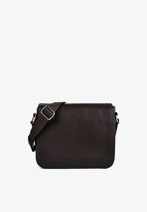Donkerbruine leren crossbodytas met verstelbare riem en zilveren gesp, getoond tegen een witte achtergrond.