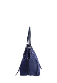 Bolso de mano azul marino fabricado en material suave, con múltiples correas, un diseño exclusivo con frunce y acentos de hardware en tono plateado.