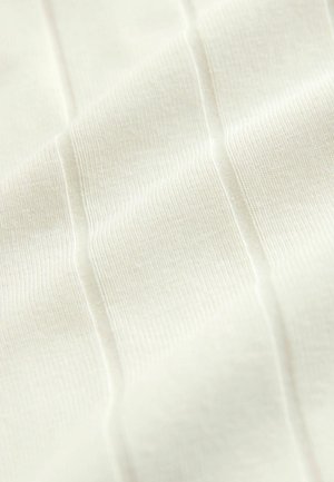 Vit strukturerad tyg med tunna vertikala ränder, som har en mjuk känsla och subtil lyster. Materialet verkar lätt och slätt.