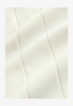 Vit strukturerad tyg med tunna vertikala ränder, som har en mjuk känsla och subtil lyster. Materialet verkar lätt och slätt.