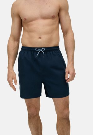 Bañador de marina con cintura elástica y cordón de color azul claro, que presenta una textura suave y un corte relajado, por encima de la rodilla.