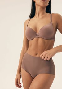 Jasnobrązowy zestaw bielizny składający się z usztywnianego biustonosza z regulowanymi ramiączkami oraz majtek z wysokim stanem. Gładki materiał z minimalną ilością szwów.