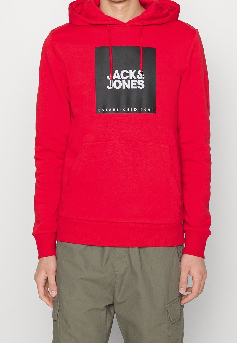 Sudadera con capucha roja de mezcla de algodón, con bolsillo frontal, capucha con cordón y un gráfico cuadrado negro con "JACK & JONES" y "ESTABLISHED 1990".