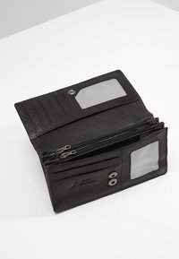 Zwarte leren portemonnee met meerdere kaartsleuven, doorzichtige ID-venster, ritscompartimenten en drukknoopsluiting. Gevoerd oppervlak en minimalistisch ontwerp.