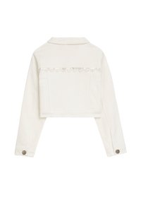 Weiße, kurz geschnittene Jeansjacke mit spitzem Kragen, langen Ärmeln und dekorativem silbernem Spitzenakzent am oberen Rücken. Knopfdetail an den Bündchen.