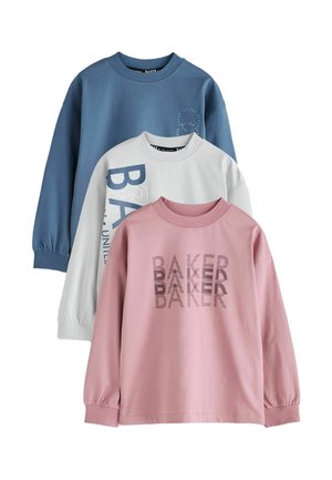 Tre magliette a maniche lunghe con scollo rotondo in blu, bianco e rosa, ciascuna con disegni di testo "Baker" sul davanti o sul lato.