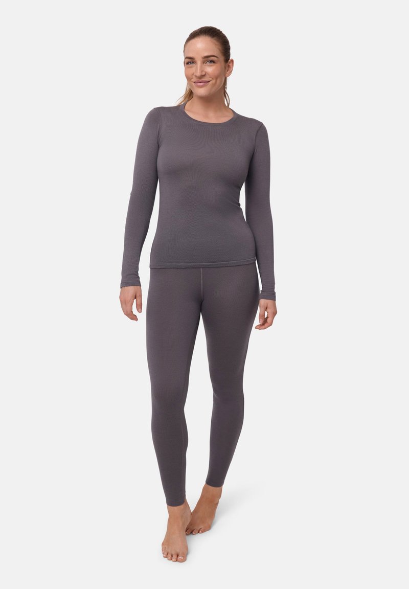 Grå termotröja och leggings gjorda av ribbat tyg. Långa ärmar, tight passform, mjuk textur och sömlös konstruktion för komfort.