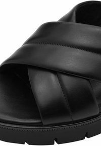 Sandalo in pelle nera con fasce incrociate, finitura testurizzata, ampia apertura per le dita e una suola robusta e spessa con motivo antiscivolo.