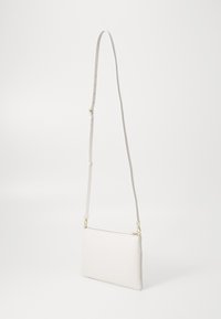 Hvit lær crossbody-veske med glatt tekstur, rektangulær form, justerbar stropp og hardware i gulltone på glidelåsen.