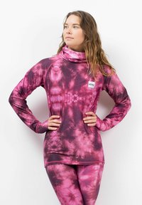 Haut à manches longues rose tie-dye avec un col haut, fabriqué à partir d'un tissu lisse. Il présente une petite étiquette logo sur la poitrine. La texture est douce.