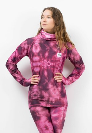 Langärmliges, rosa Batik-Oberteil mit hohem Kragen, aus glattem Stoff gefertigt. Es verfügt über einen kleinen Logo-Patch auf der Brust. Die Textur ist weich.