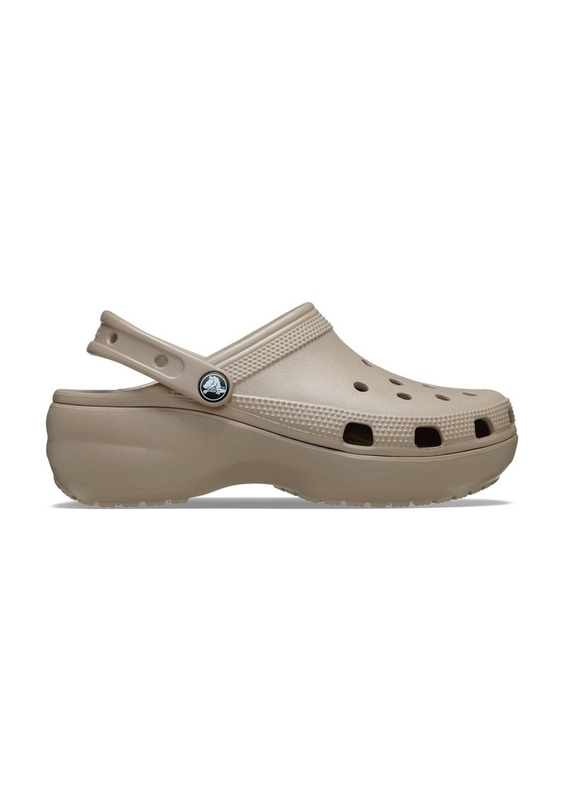 Zoccolo chiuso beige realizzato in materiale resistente, con fori di ventilazione, una fascia texture e un accento con logo rotondo sul lato.