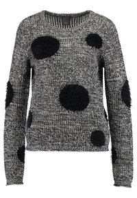 Pull tricoté noir et gris avec des patchs ronds et duveteux noirs. Comprend des manches longues et un large col avec une finition texturée.