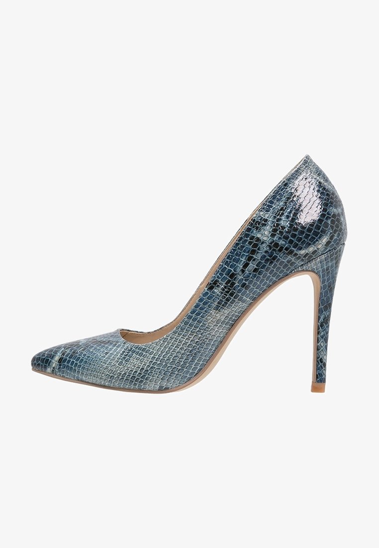 Escarpin bleu en cuir de serpent à talon haut avec bout pointu et talon fin, finition brillante texturée, semelle beige et doublure intérieure.