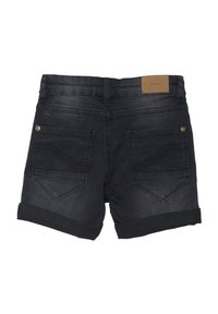 Sorte denimshorts med oppbrettede ermer, som har to baklommer, dekorativ søm og et brunt merke ved livet.