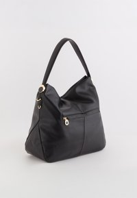 Czarna skórzana torebka o luźnym fasonie, z pojedynczym paskiem na ramię i zapinaną na zamek tylną kieszenią; złote akcenty metalowe.