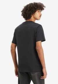 Levi's® GRAPHIC CREWNECK TEE - T-shirt estampada - caviar