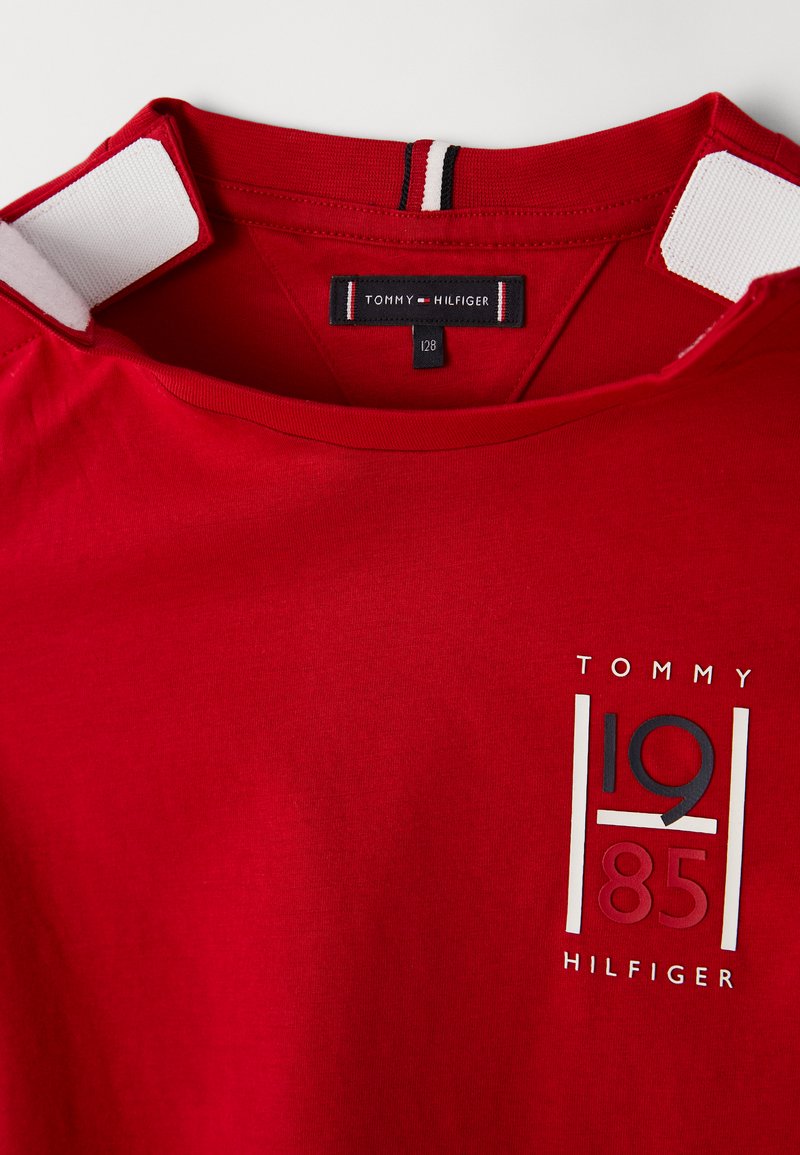 Tommy Hilfiger GRAPHIC TEE UNISEX - Print T-shirt - primary red