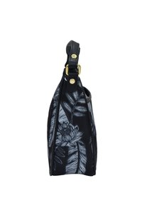 Zwart handtasje zijaanzicht met witte bloemen- en bladpatronen, zwart leren handvat en gouden gespen en klinknagels.