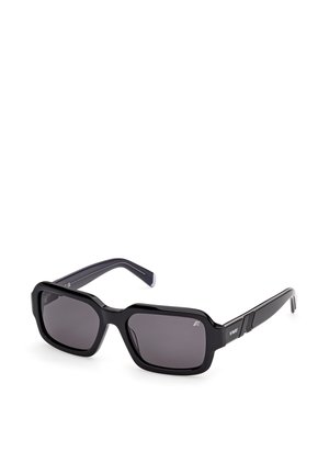 Czarne prostokątne okulary przeciwsłoneczne z ciemnymi soczewkami, grubymi oprawkami i logo "K-Way" na zausznikach.