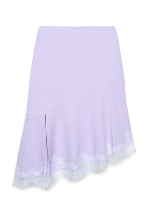 Jupe asymétrique lilas avec couture diagonale, fente et bordure en dentelle blanche le long de l'ourlet festonné.