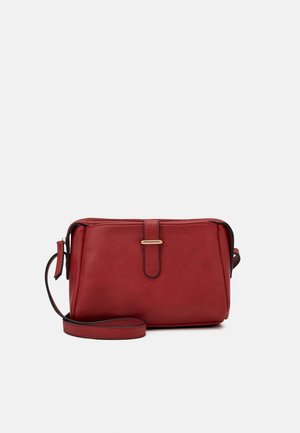 Petit sac bandoulière rectangulaire en cuir rouge avec sangle réglable et détail de fermoir doré à l'avant.