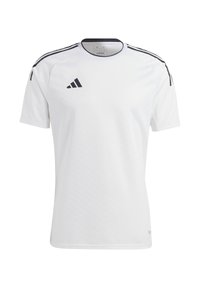 T-shirt atletico bianco con maniche corte, caratterizzato da strisce nere sulle spalle e un motivo a chevron. Logo Adidas sul petto.
