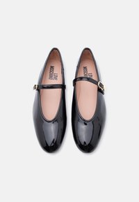 Μαύρα παπούτσια Mary Jane από δέρμα με πατίνα, με στρογγυλεμένη μύτη, λουράκι με χρυσή αγκράφα και μπεζ εσωτερική σόλα με το λογότυπο «LOVE MOSCHINO».