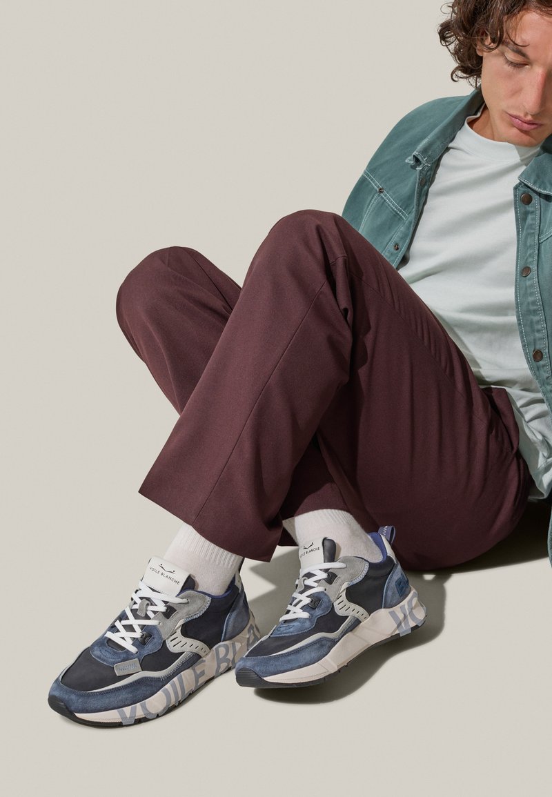 Sneakers blu e grigi con una finitura testurizzata, lacci oversize e "VOILE BLANCHE" stampato sul lato. Presentano una suola imbottita.