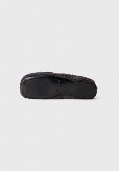 Graue, kuschelige Hausschuhe mit einem weichen, strukturierten Obermaterial und einer glatten schwarzen Gummisohle. Die Unterseite hat eine flache Fläche mit Logodetails.