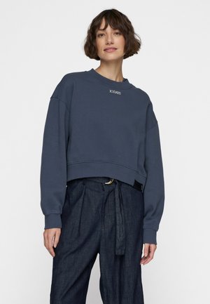 Felpa navy cropped con maniche lunghe e polsini a coste; presenta un logo ricamato sul petto e una finitura leggermente strutturata.