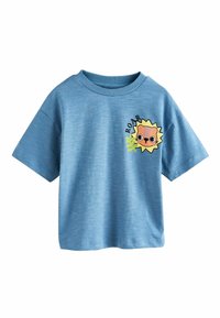 Tricou bleu deschis cu mâneci scurte din material moale, având un desen jucăuș cu un leu și textul "ROAR" cu accente verzi pe partea din față.