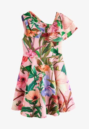Blomsterkjole med lyserødt stof og store, farverige blomstermotiver, en skulder med flæsedetalje og en svajende kjoldesign.