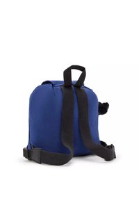 Borsa rotonda in tessuto blu navy con manici neri e una maniglia superiore, dotata di un accento in peluche nero su un lato. Dettaglio aggiuntivo con fermo sulla cinghia.